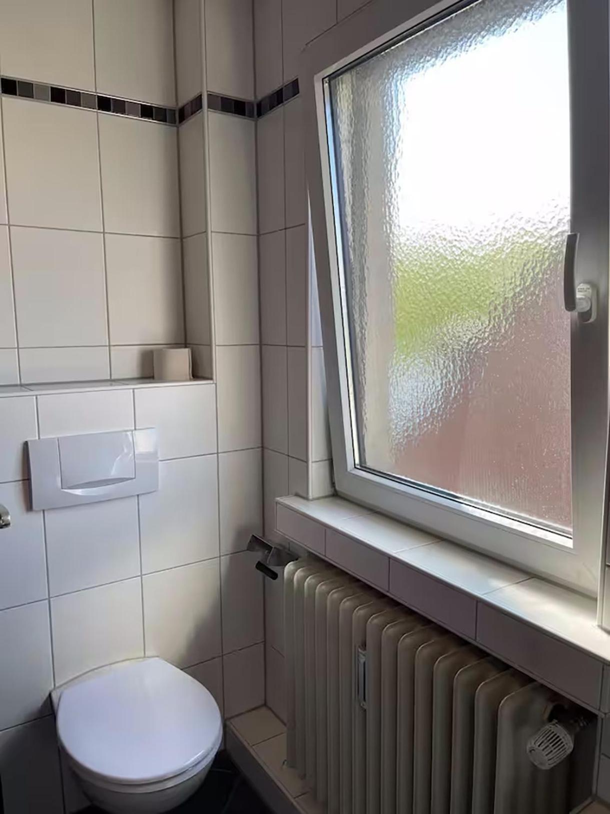 Comfortable Shared Apartment With Private Room In ヴェッセリンク エクステリア 写真